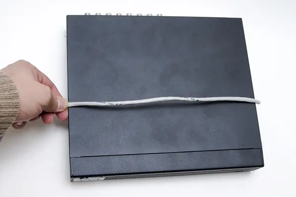 una forma sencilla de establecer cuanto cable pelar, es usar el ancho del grabador