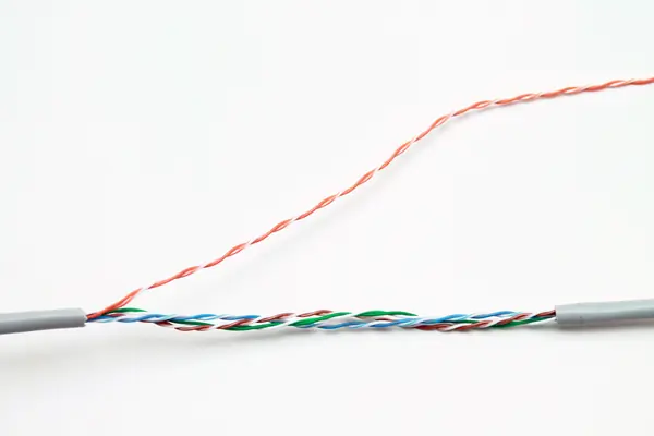 meter dentro del forro de pvc todos los cables menos el naranjo