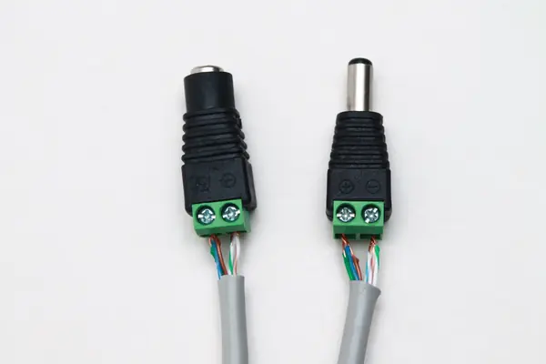  Ac&aacute; los conectores DC 12 Volts