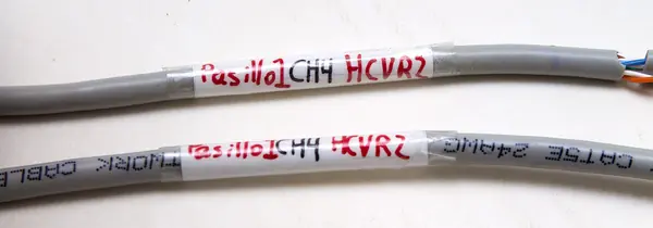 Un acercamiento al rotulado hecho a mano con la ayuda de un papel blanco y huincha scotch